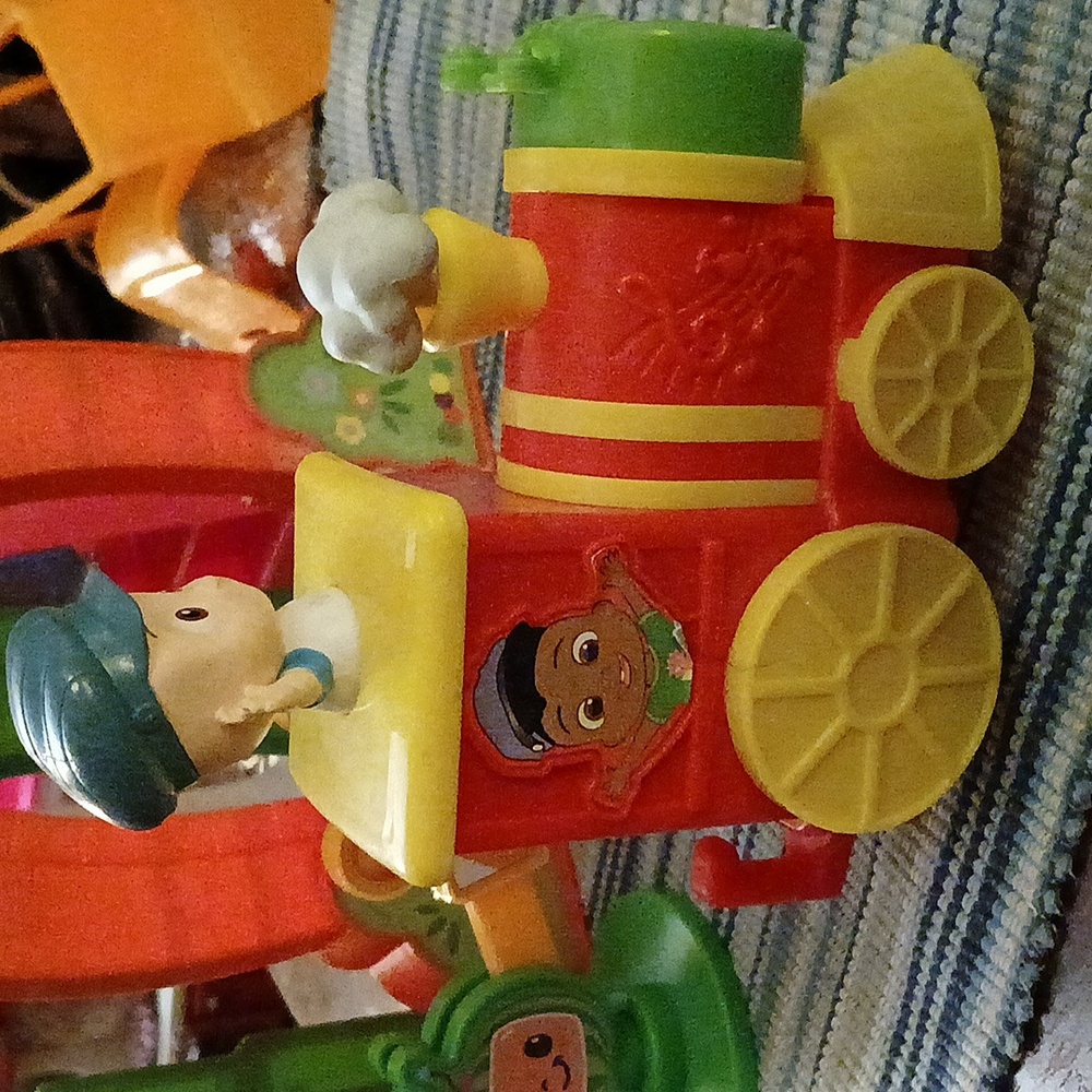 🟢 Cocomelon Train Playset with Figure